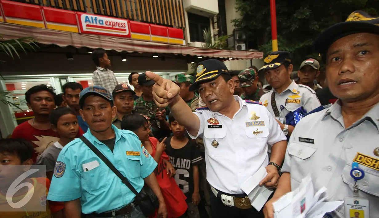 Petugas melarang juru parkir untuk memarkirkan kendaraan di kawasan wisata Kota Tua, Jakarta, Rabu (24/8). Penertiban dilakukan guna membenahi PKL dan parkir liar yang kerap menimbulkan kesewrautan di lokasi tersebut. (Liputan6.com/Immanuel Antonius)
