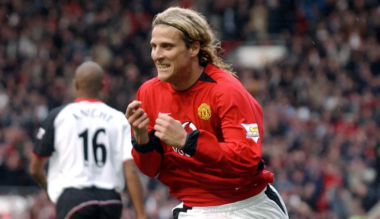 Diego Forlan. Striker asal Uruguay ini didatangkan Manchester United dari Independiente pertengahan musim 2001/2002. Setelah 2,5 musim membela Setan Merah dengan total penampilan sebanyak 98 kali dan mencetak 17 gol ia hijrah ke Villarreal di awal musim 2004/2005. (AFP/Paul Barker)