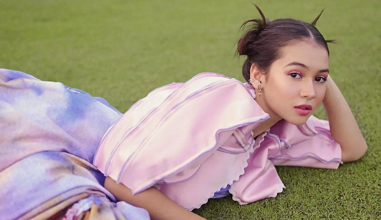 Baru berusia 15 tahun, Sandrinna Michel aktris kelahiran Lampung ini menjadi salah satu pemain sinetron yang namanya sangat populer sejak bermain sinetron Dari Jendela SMP. Tidak hanya di layar kaca, ia pun disebut model muda yang kerap tampil menawan dengan berbagai gayanya. Di usianya yang masih muda, Sandrinna Michelle ini pun kerap menuai sorotan dengan paras blasterannya. (Liputan6.com/IG/@sandrinna_11)
