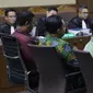 Menpora Imam Nahrawi (kanan) menjawab pertanyaan saat menjadi saksi sidang lanjutan suap dana hibah untuk KONI dengan terdakwa Deputi IV Bidang Peningkatan Prestasi Kemenpora, Mulyana serta Adhi Purnomo dan Eko Triyanta di Pengadilan Tipikor, Jakarta, Kamis (4/7). (Liputan6.com/Helmi Fithriansyah)