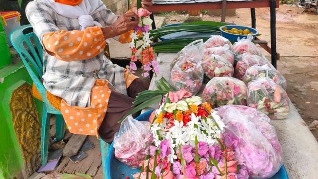 Untaian Semangat dari Nenek Penjual Kembang Kuburan di Palembang