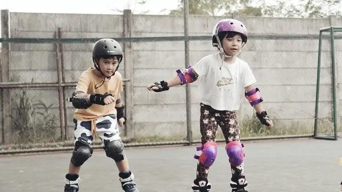 Rafathar dan Gempi main sepatu roda (Foto: Instagram/@gadiiing)