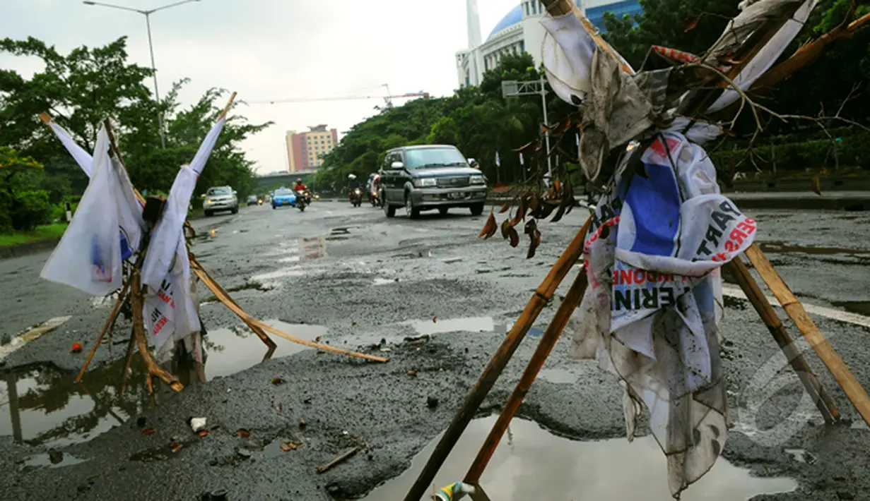 Meski sudah bisa dilewati, banyak jalan rusak dan berlubang di kawasan Kelapa Gading. Sebelumnya, kawasan ini terendam banjir setinggi 80 cm hingga memutuskan arus lalu lintas, Jakarta, Jumat (13/2/2015). (Liputan6.com/Faisal R Syam)