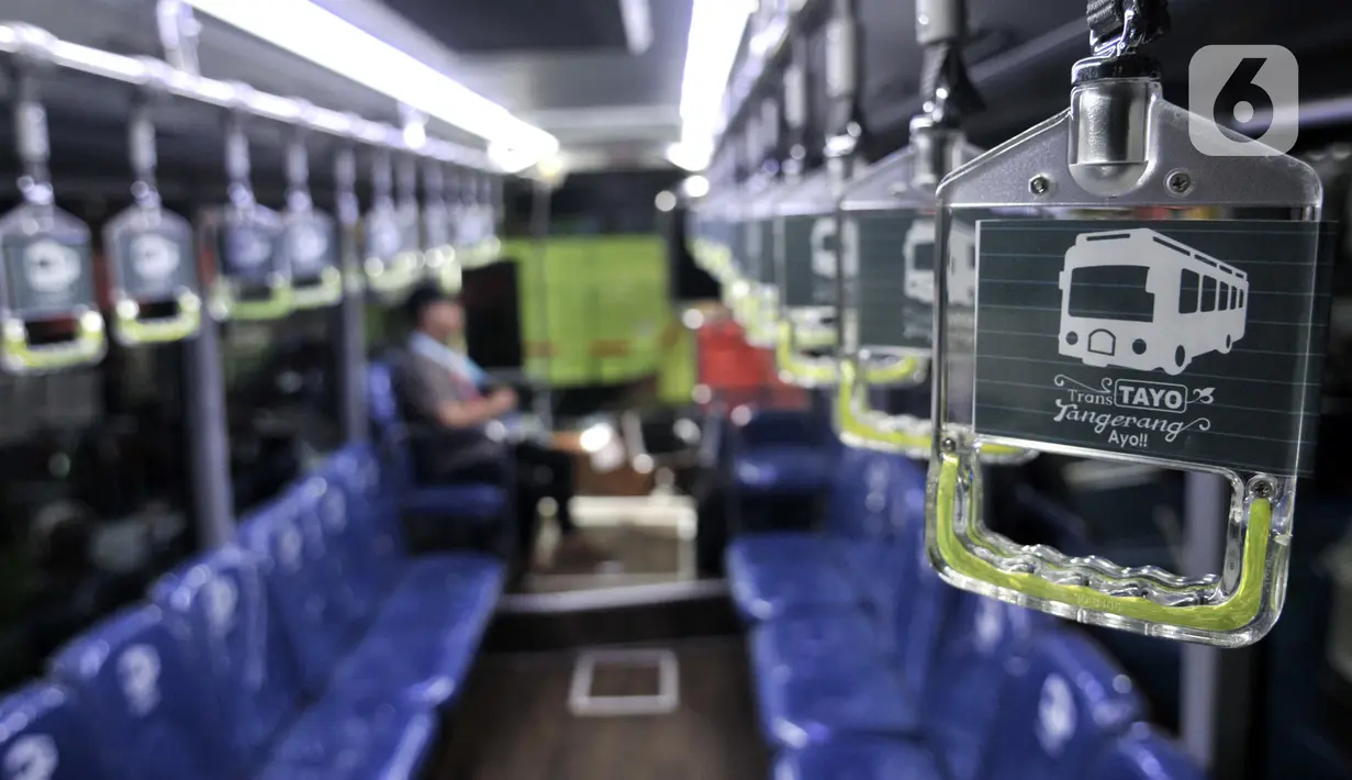 Pegangan tangan atau handgrip untuk penumpang Bus Rapid Trans (BRT) Tangerang Ayo (Tayo) saat dipamerkan pada GIICOMVEC 2020 di JCC Senayan, Jakarta, Minggu (8/3/2020). Dengan dominasi warna biru, Bus Tayo juga menyediakan handgrip untuk penumpang yang berdiri. (merdeka.com/Iqbal Nugroho)