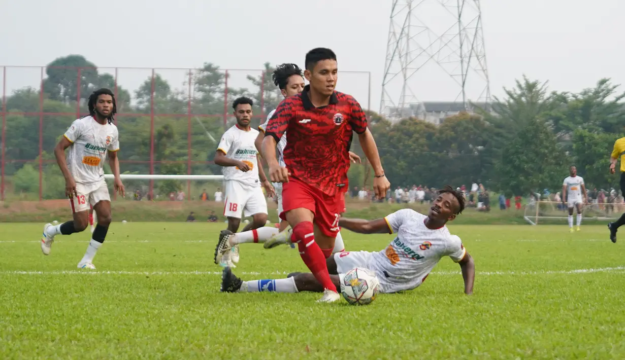 Pemain Persija Jakarta, Sandi Samosir (depan) berhasil melewati bek Persipu FC untuk mencetak gol pada laga uji coba menjelang bergulirnya Liga 1 musim 2023/2024 di Persija Training Center, Nirwana Park, Bojongsari, Depok, Sabtu (10/6/2023) sore WIB. (Dok. Persija)