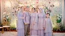 Di momen pengajian dan siraman, para anggota keluarga Ayu Ting Ting memang kompak mengenakan busana warna ungu dan hijau. (Instagram/sistawedding).