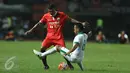 Gelandang Timnas Indonesia U-22, M Hargianto (kanan) berebut bola dengan pemain Persija saat laga uji coba di Stadion Patriot Candrabhaga, Bekasi, Rabu (5/4). Laga Persija melawan Timnas Indonesia U-22 berakhir imbang. (Liputan6.com/Helmi Fithriansyah)