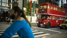 Sebuah bus bertingkat yang digunakan untuk iklan melintasi kota menunggu di lampu lalu lintas di distrik perbelanjaan Ginza Tokyo, Kamis (23/9/2021). Kawasan ini dikenal sebagai kawasan mewah di Tokyo. (AP Photo/Hiro Komae)