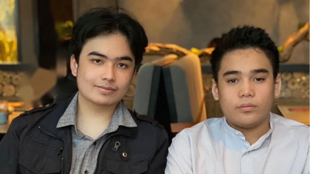 7 Potret Omar dan Keanu Anak Kembar Cindy Fatikasari di Usia 21, Wajah Tampan Mereka Bikin Netizen Terpesona