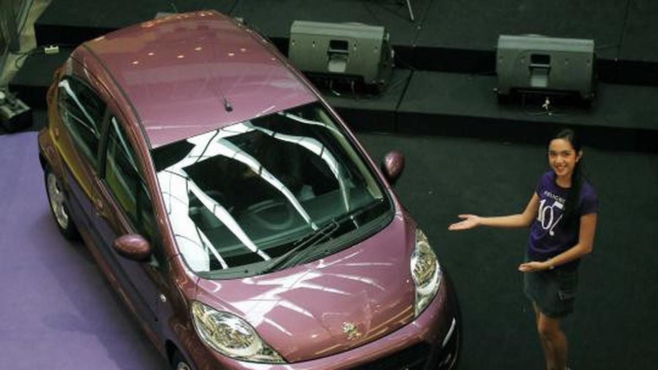 Model cantik saat peluncuran Peugeot 107 di Plaza EX