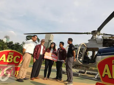 Head of Marketing PT ABC President Indonesia Nurkori (kiri) berbincang dengan pemenang program Cup for Worker Mi Cup ABC Nove Mianti Chandra (tengah) Jakarta, Jumat (03/6).(Liputan6.com/Angga Yuniar)