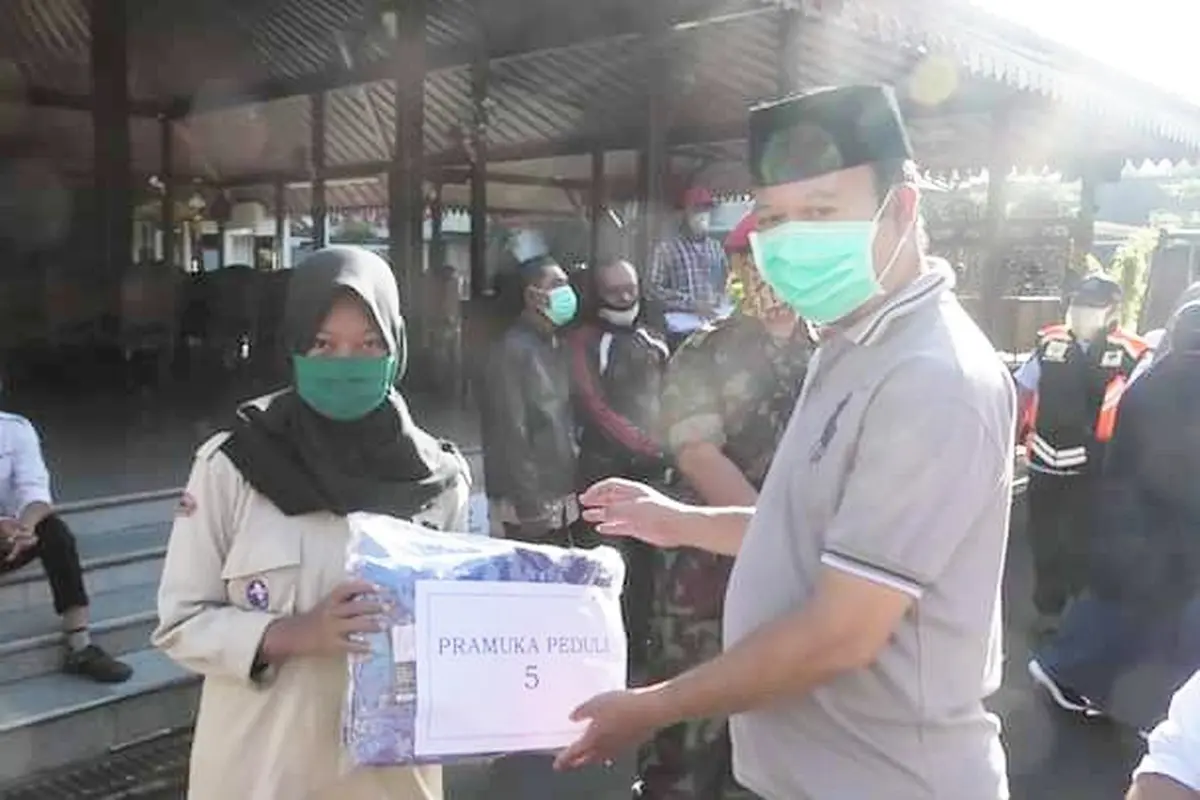 Bupati menerima bantuan sosial dari Pramuka Peduli dan disalurkan untuk masyarakat terdampak Covid-19. (Foto: Liputan6.com/Rudal Afgani)