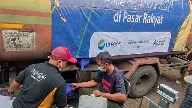PT Rajawali Nusindo member of ID FOOD Holding BUMN Pangan sudah mendistribusikan sebanyak lebih dari 7,2 juta liter minyak goreng