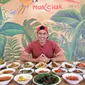 Food Vlogger Tanboy Kun Mukbang di Restoran MakCiak