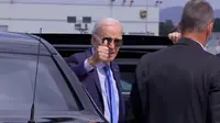 Presiden AS Joe Biden mengacungkan jempol saat bersiap menaiki Air Force One di Las Vegas pada 17 Juli 2024, setelah dinyatakan positif Covid-19. (Pool)