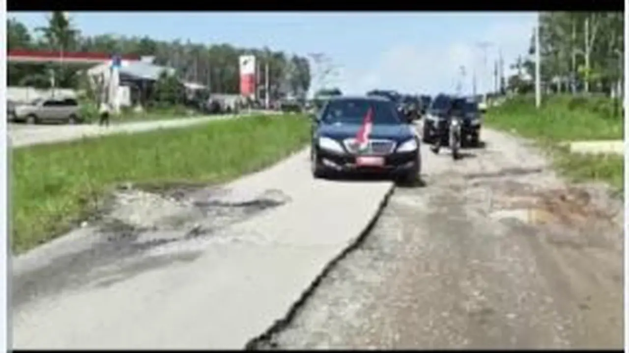 Presiden Joko Widodo atau Jokowi mengunjungi Provinsi Lampung, Jumat (5/5/2023), untuk mengecek infrastruktur jalan yang rusak di daerah tersebut.
