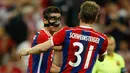 Penyerang Bayern Muenchen, Robert Lewandowski melakukan selebrasi usai mencetak gol ke gawang Barcelona di leg kedua semifinal Liga Champions di Allianz Arena, Jerman, Rabu (13/5/2015). Bayern Muenchen menang 3-2 atas Barcelona. (Reuters/Ina Fassbender)