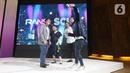 Managing Director Emtek Sutanto Hartono (kiri) berfoto bersama perwakilan RANS Entertainment Nagita Slavina, Raffi Ahmad, dan Kaesang Pangarep di SCTV Tower, Jakarta, Jumat (29/10/2021). RANS Entertainment dan Emtek Group, lewat SCM, resmi umumkan kemitraan. (Liputan6.com/Herman Zakharia)