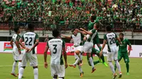 Duel Persebaya Surabaya Vs PS TNI di Stadion GBT, Surabaya, Kamis (18/1/2018). (Bola.com/Aditya Wany)