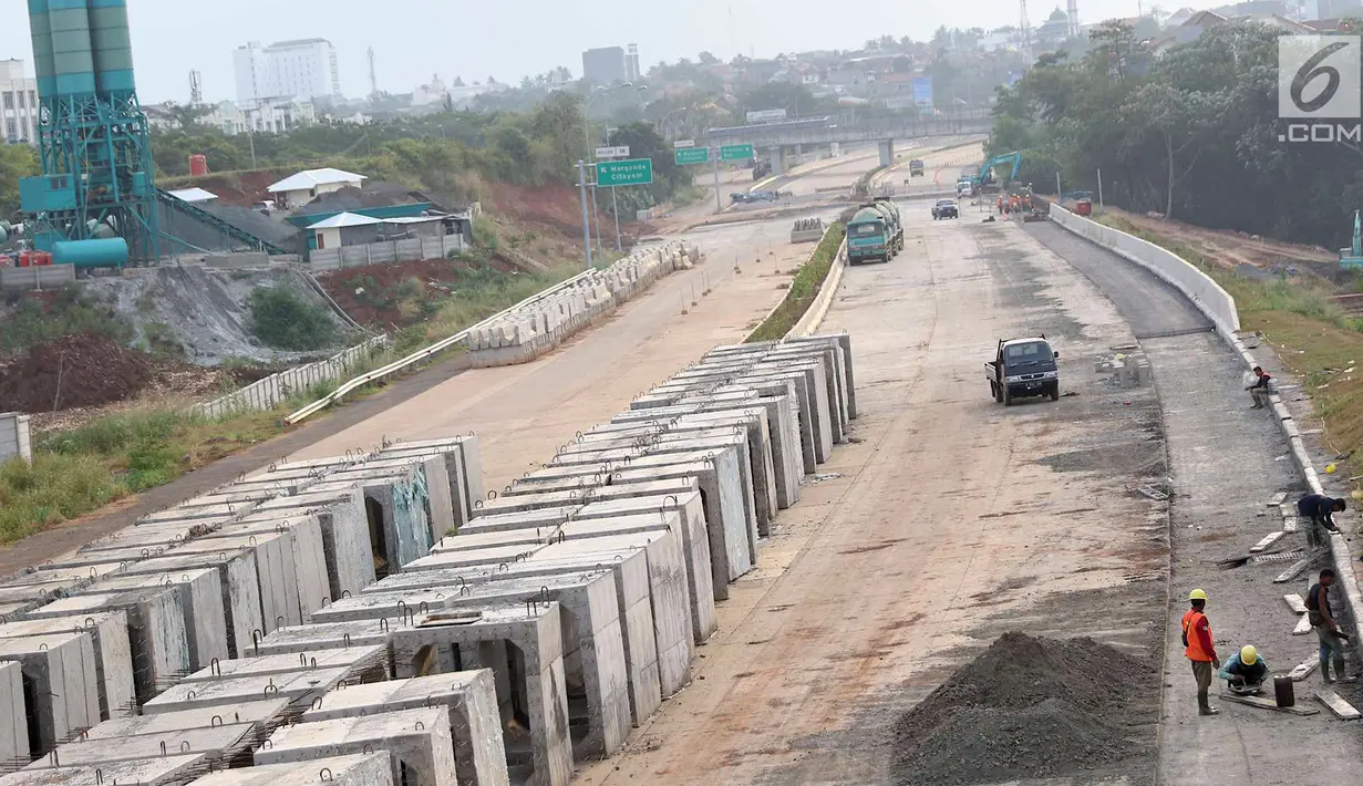Pekerja menyelesaikan pembangunan proyek Tol Cijago Seksi II di kawasan Depok, Jawa Barat, Kamis (6/9). Progres pembangunan proyek Tol Cijago Seksi II telah mencapai 90 persen. (Liputan6.com/Immanuel Antonius)