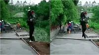 Viral pria gotong motor saat lewati jalan yang baru dicor. (Sumber: TikTok/henidst)