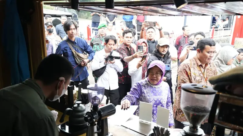 Mensos Risma memesan Latte pada Ahmad Fauzi, Barista dengan keterbatasan rungu dan wicara, di Peresmian Gerai PENA pertama Bale Lembang