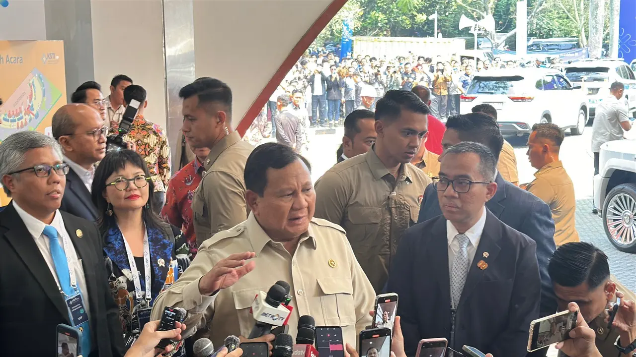 Presiden Prabowo Subianto menghadiri Konvensi Sains, Teknologi, dan Industri Indonesia (KSTI) 2025 di Sasana Budaya Ganesa (Sabuga) ITB, Bandung, Jawa Barat, Kamis (7/8/2025) (Liputan6.com/Nanda Perdana Putra)