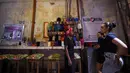 Narapidana wanita, Arleth Martinez berbicara dengan narapidana lain di restoran Interno di Cartagena, Kolombia (24/8). Interno adalah restoran pertama di negara Kolombia yang beroperasi di dalam penjara wanita. (AFP Photo/Raul Arboleda)