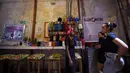 Narapidana wanita, Arleth Martinez berbicara dengan narapidana lain di restoran Interno di Cartagena, Kolombia (24/8). Interno adalah restoran pertama di negara Kolombia yang beroperasi di dalam penjara wanita. (AFP Photo/Raul Arboleda)