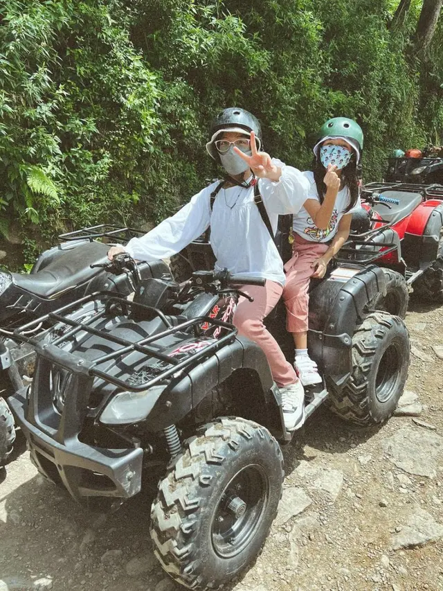 7 Momen Seru Liburan Keluarga Fanny Fabriana Bersama Keempat Buah Hatinya