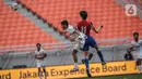 Pemain Bali United U-18 Rahmat Arjuna Reski berebut bola dengan pemain Atletico Madrid U-18 Diego Del Castillo pada laga perdana International Youth Championship (IYC) 2021 di Jakarta International Stadium (JIS), Rabu (13/4/2022). Atletico Madrid U-18 menang 5-0. (Liputan6.com/Faizal Fanani)