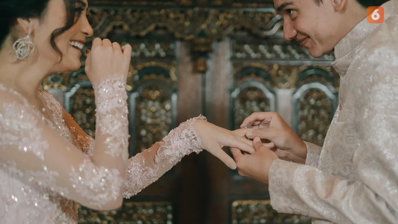 [Fimela] Adipati Dolken dan Canti Tachril