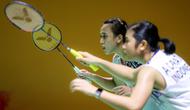 Pebulu tangkis ganda putri Indonesia, Amalia Cahaya Pratiwi/Febriana Dwipuji Kusuma bersiap menerima kok dari pasangan Korea, Kim Hye Jeong/Kong Hee Yong dalam laga perempat final Indonesia Masters 2025 melawan di Istora Senayan, Jakarta, Jumat (24/01/2025). (Bola.com/Bagaskara Lazuardi)