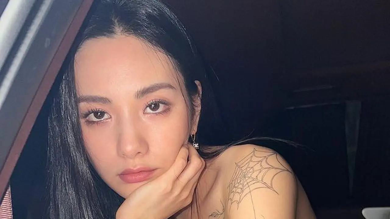 Gaya Fearless Nana ex After School dengan Penuh Tato, Warganet Sebut Mirip Jisoo BLACKPINK