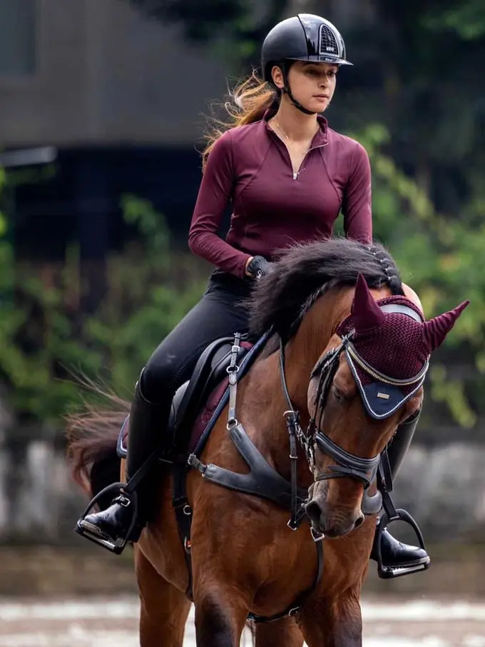 6 Gaya Kece Nabila Syakieb saat Berkuda, Inspirasi Tampil Modis dengan Sporty Outfit