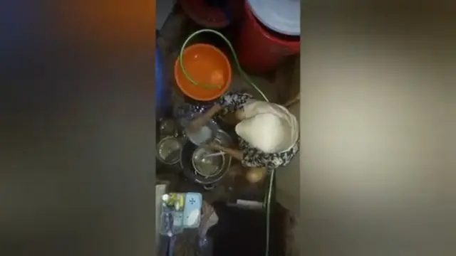6 Potret Rumah Sederhana Ade Londok, Pria yang Viral Jualan Odading