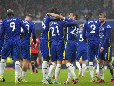 Para pemain Chelsea merayakan gol yang dicetak bek Ben Chilwell ke gawang Southampton pada pertandingan lanjutan Liga Inggris di Stadion Stamford Bridge di London, Sabtu (2/10/2021). Chelsea menang atas Southampton dengan skor 3-1. (AP Photo/Kirsty Wigglesworth)
