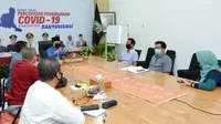 Bupati Banyuwangi Abdullah Azwar Anas saat memimpin rapat verifikasi data di Posko Gugus Tugas Penanganan Covid-19 Banyuwangi, Minggu (19/4/2020).