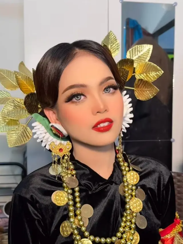 6 Potret Putri Isnari Tampil dengan Makeup Bold yang Bikin Pangling di Upacara Malam Mapacci Jelang Pernikahan