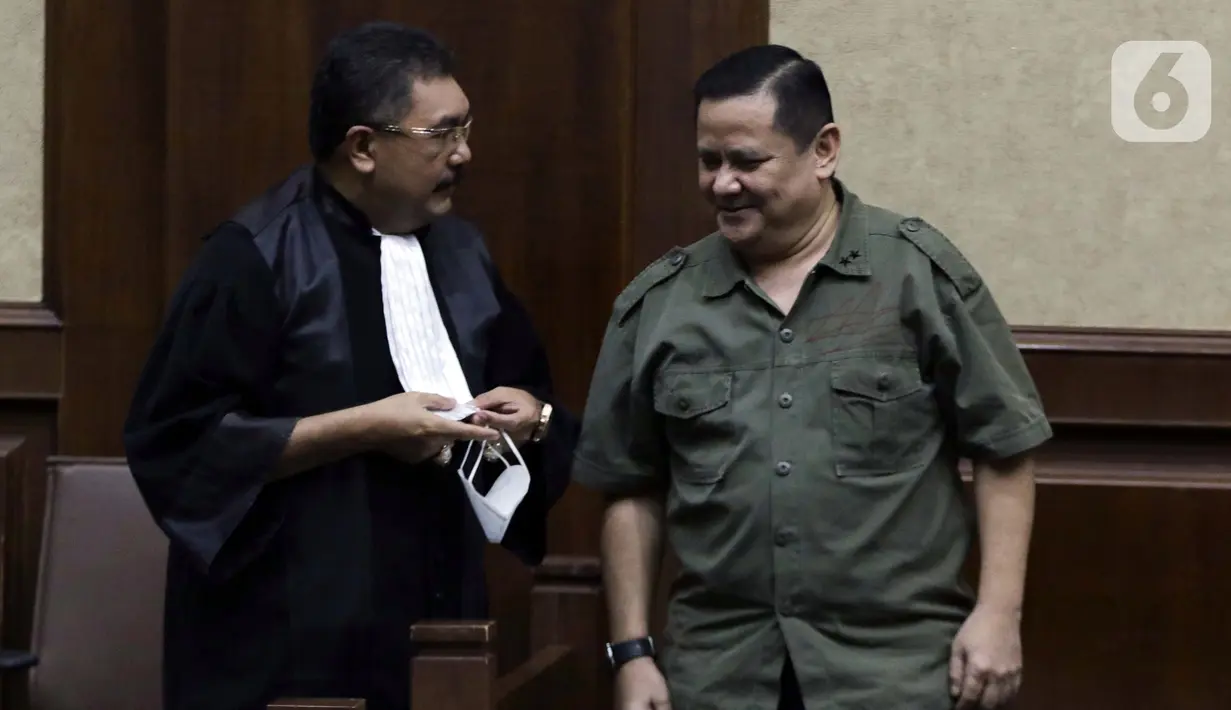Terdakwa kasus suap penghapusan red notice Djoko Tjandra, Irjen (Pol) Napoleon Bonaparte (kanan) bersama kuasa hukumnya sesaat sebelum menjalani sidang lanjutan di Pengadilan Tipikor, Jakarta, Senin (8/2/2021). Sidang beragendakan mendengar keterangan terdakwa. (Liputan6.com/Helmi Fithriansyah)