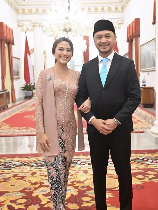 Cynthia Ganesha tampil mengenakan kebaya bernuansa dusty pink yang tampak begitu manis. [Foto: Instagram/ Cynthia Ganesha]