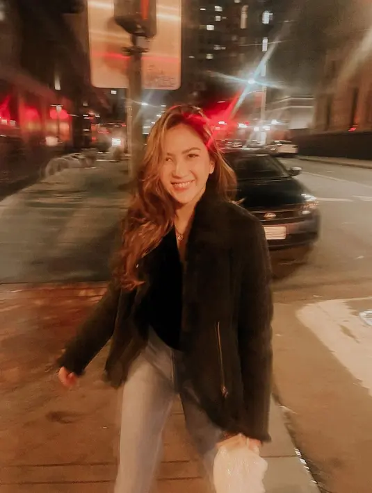 Inspirasi outfit chic untuk dinner date saat liburan ala Jessica Mila. Ia mengenakan atasan hitam yang ditumpuknya dengan blazer hitam, dan dipadu celana jeans. [Foto: Instagram/jsmila]