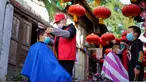 Seorang barber sukarelawan memotong rambut seorang anak laki-laki di sebuah permukiman di Kota Chongqing, China, pada 16 Februari 2020. Sejak merebaknya virus corona COVID-19, sebagian besar tempat potong rambut telah ditutup. (Xinhua/Liu Chan)