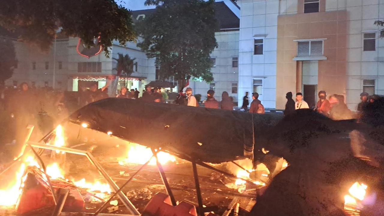 Demo Ricuh di Yogyakarta, Mobil Sedan Dibakar