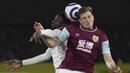 Striker Burnley, Chris Wood (kanan) berduel udara dengan gelandang Fulham, Andre-Frank Zambo Anguissa dalam laga lanjutan Liga Inggris 2020/2021 pekan ke-35 di Craven Cottage Stadium, London, Senin (10/5/2021). Burnley menang 2-0 atas Fulham. (AP/John Walton/Pool)