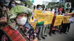 Massa yang tergabung dalam Aliansi Gerak Rakyat Tutut TPL menggelar aksi di depan Kantor Kementerian Koordinator Bidang Kemaritiman dan Investasi, Jakarta, Rabu (24/11/2021). Aksi diikuti 40 orang perwakilan masyarakat adat Tono Batak. (Liputan6.com/Faizal Fanani)