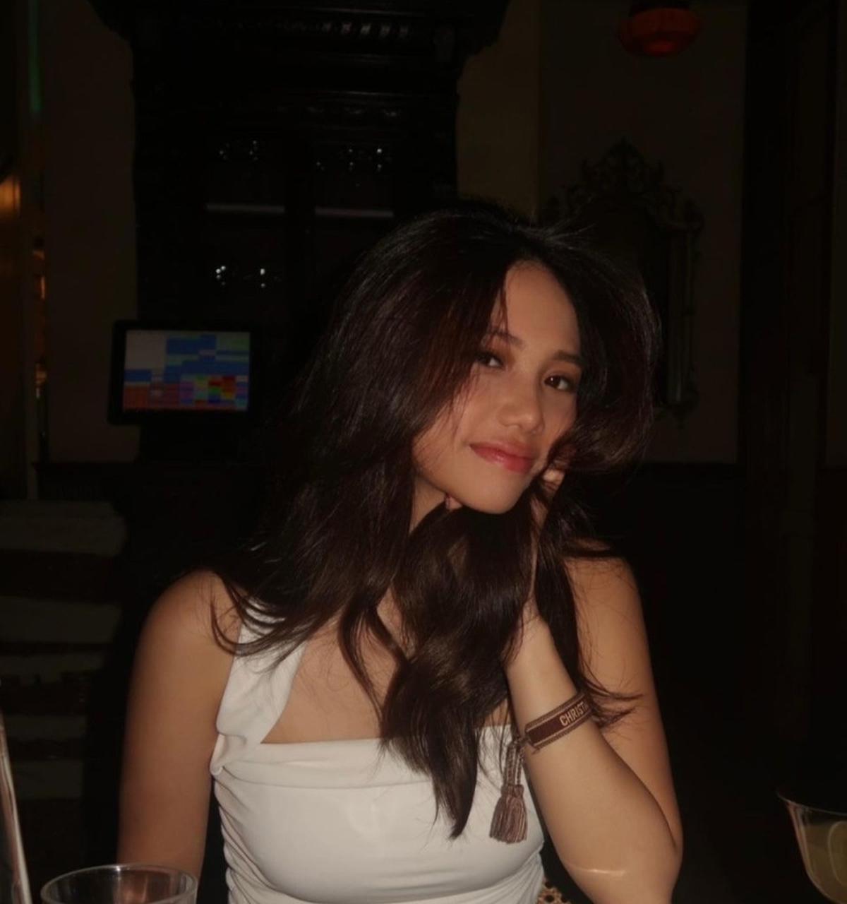Si cantik Jasmine sering terekam dalam momen bersama sang ibu, Ririn. Hal itu mengundang rasa penasaran netizen terhadap putri sulungnya.