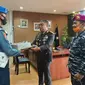Komandan Lanal Mamuju Letkol Marinir La Ode Jimmy HR saat menberikan kejutan kepada Kapolda Sulawesi Barat Irjen Pol Eko Budi Sampuno (Liputan6.com/Abdul Rajab Umar)