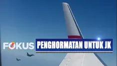 Sebuah water salute atau semprotan air dari dua kendaraan pemadam kebakaran, melepas keberangkatan Wapres Jusuf Kalla menuju Jakarta.