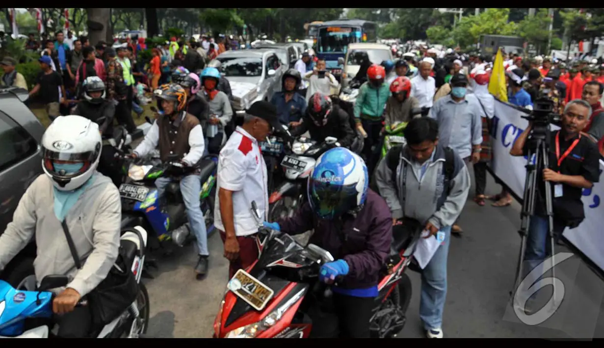 Para pengendara motor beramai-ramai memasuki jalur busway untuk menghindari kemacetan yang lebih parah, Jakarta, Senin (18/8/2014) (Liputan6.com/Miftahul Hayat)